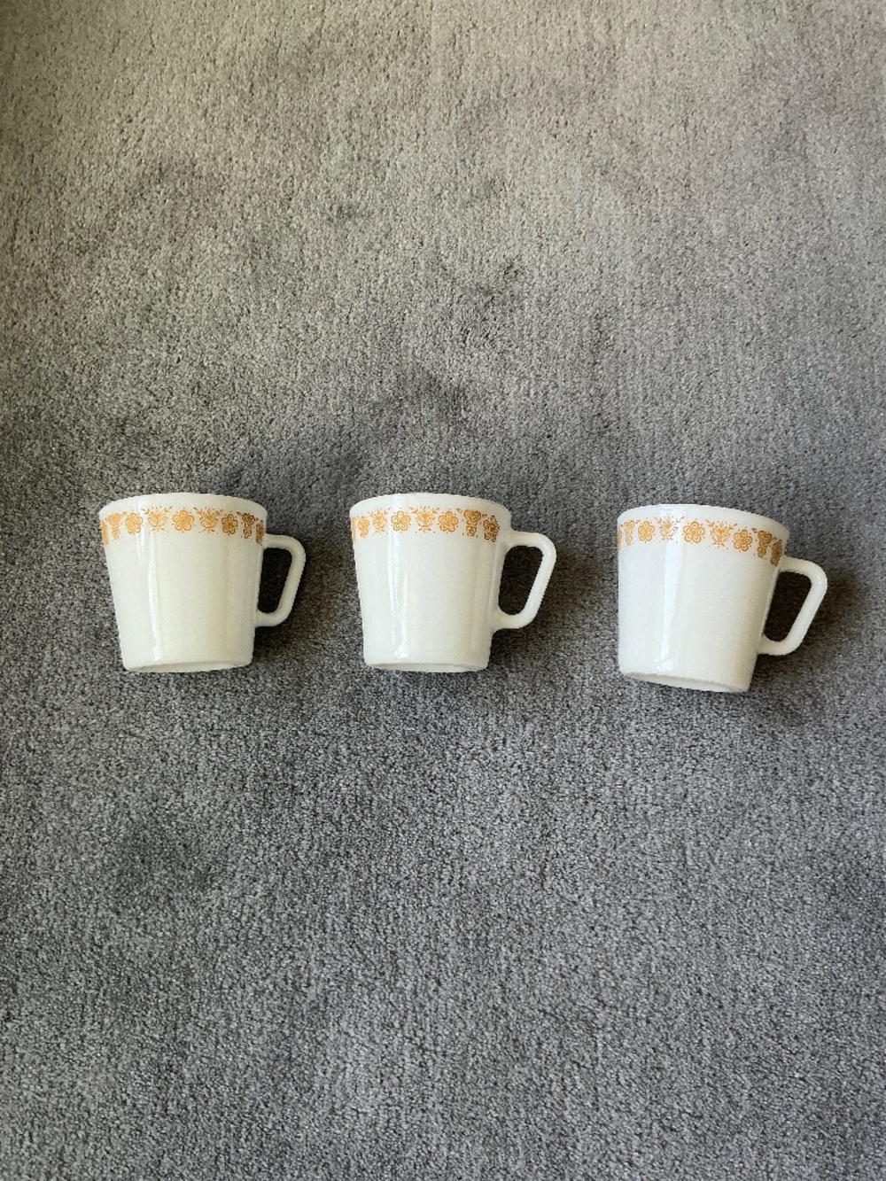 Vintage set of 3 Pyrex cups